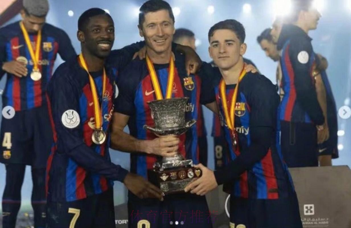 成功卫冕西超杯冠军,莱万赛后社媒:我们做到了! 成功卫冕西超杯冠军,莱万赛后社媒:我们做到了!